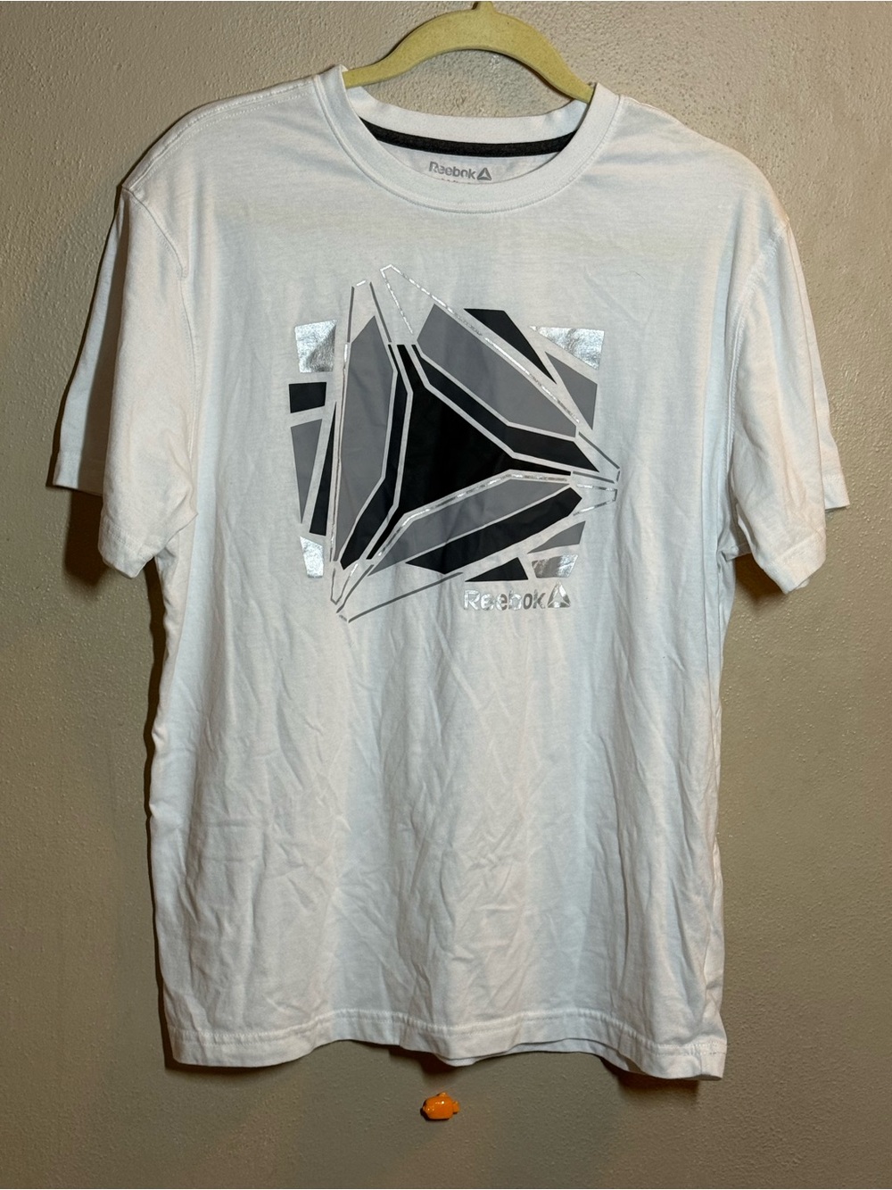 NWOT Reebok White SS Tee w/ Black, Silver, Gray Geometric Logo Sz Med